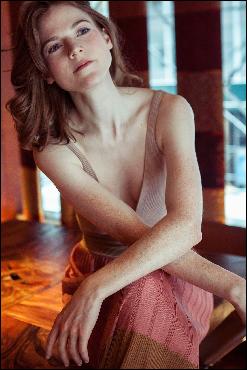 rose-leslie058 (1366x2048, 415 kБ...)